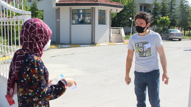 ÖĞRENCİLER İÇERİDE, AİLELER DIŞARIDA TER DÖKTÜ