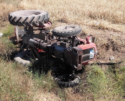 KONTROLDEN ÇIKAN TRAKTÖR DEVRİLDİ: 1 YARALI