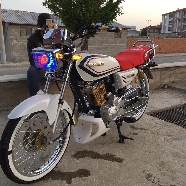 PARK HALİNDEKİ MOTOSİKLETİ ÇALAN ŞAHISLAR KAYIPLARA KARIŞTI