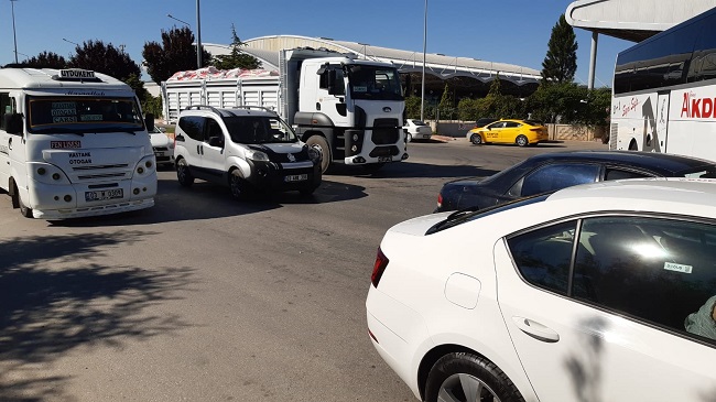 OTOGAR ÖNÜNDE UNUTULAN BAVUL FÜNYE İLE PATLATILDI