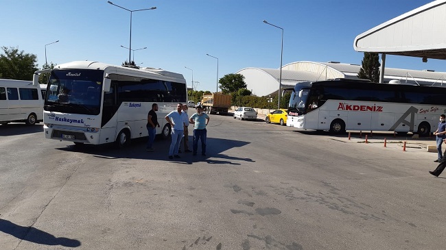 OTOGAR ÖNÜNDE UNUTULAN BAVUL FÜNYE İLE PATLATILDI