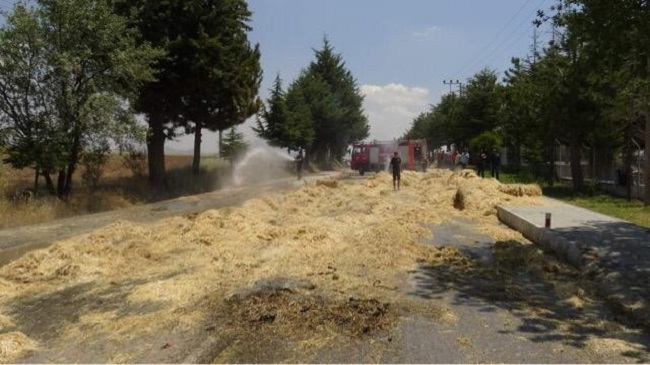 SEYİR HALİNDEKİ KAMYONETTE BULUNAN SAMANLAR ALEV ALDI