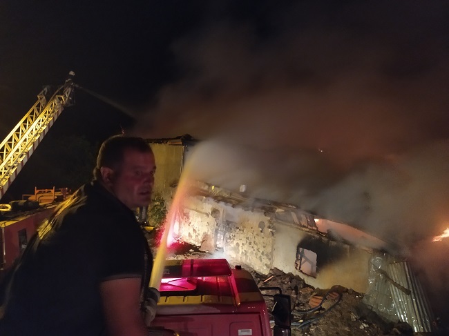 İKİ KATLI AHŞAP EV KÜLE DÖNDÜ