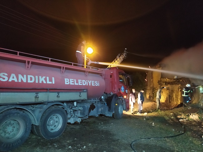 İKİ KATLI AHŞAP EV KÜLE DÖNDÜ