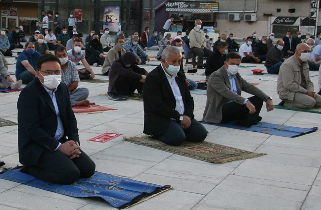 SECCADESİNİ ALAN KENT MEYDANINA KOŞTU