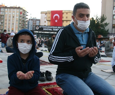 SECCADESİNİ ALAN KENT MEYDANINA KOŞTU
