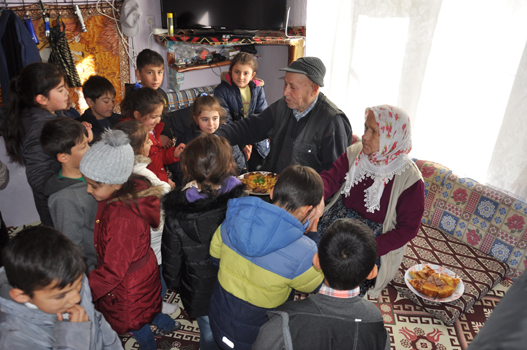 OKULLARINDA YAPTILAR, YALNIZ YAŞAYAN YAŞLILARA DAĞITTILAR