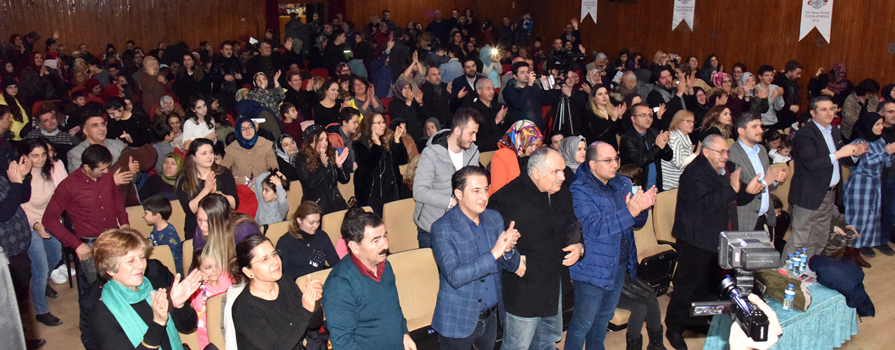 MİNİKLERİN İLK KONSERİ AYAKTA ALKIŞLANDI