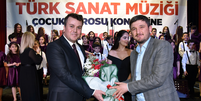 MİNİKLERİN İLK KONSERİ AYAKTA ALKIŞLANDI