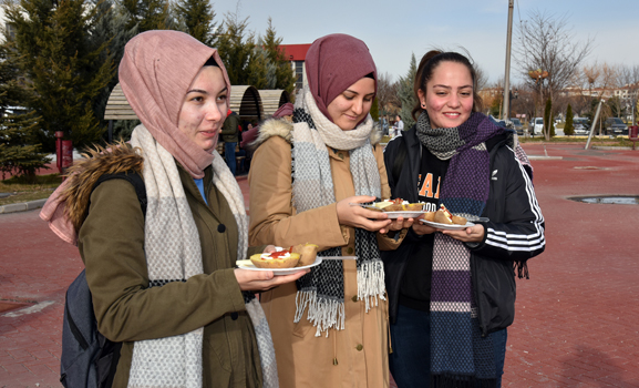 BELEDİYE ÖĞRENCİLERE KUMPİR İKRAM ETTİ