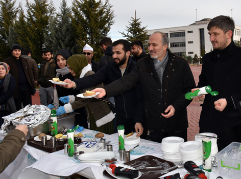 BELEDİYE ÖĞRENCİLERE KUMPİR İKRAM ETTİ