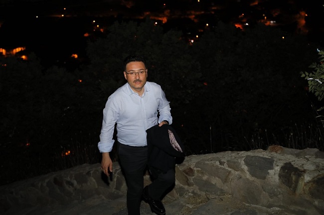 VALİ ÇİÇEK KARAHİSAR KALESİNE TIRMANDI
