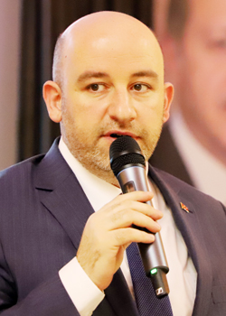 “YOKSULLUĞU AZALTAN ÜLKE DURUMUNDAYIZ”