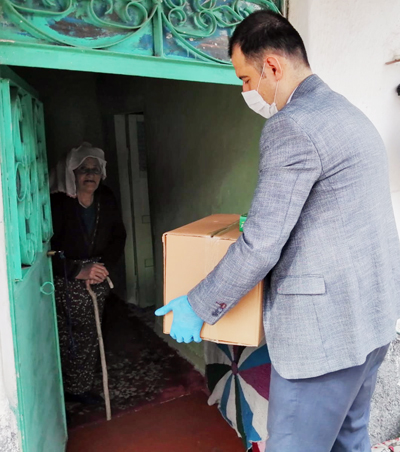 ZABITA EKİPLERİ 65 YAŞ ÜSTÜ BİREYLERİN ALIŞVERİŞİNİ YAPIYOR