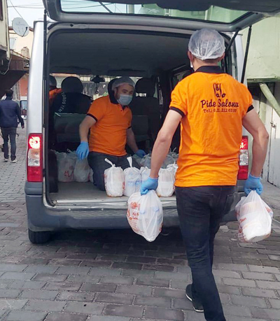 LALE PİDE KAPI KAPI İFTAR YEMEĞİ DAĞITIYOR