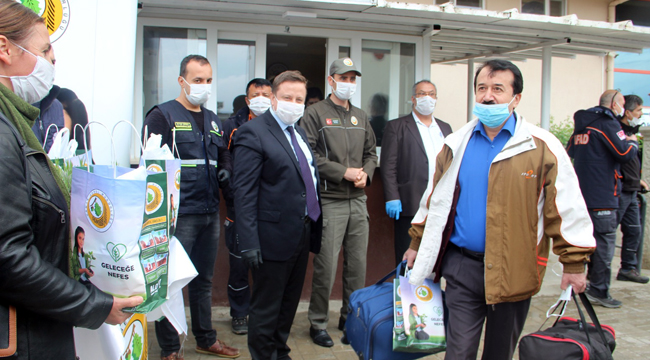 KARANTİNADAKİLERE DAVULLU ZURNALI UĞURLAMA