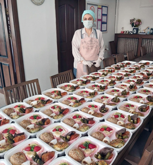 PAKETLER HALİNDE HASTANELERE YEMEKLER GÖNDERDİLER