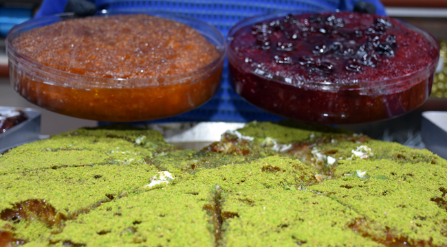 MANDA KAYMAKLI BAKLAVA SOFRALARI SÜSLÜYOR