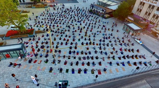 SECCADESİNİ ALAN KENT MEYDANINA KOŞTU