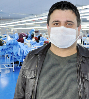 TEKSTİL FABRİKASINI SAĞLIKÇILAR İÇİN TULUM FABRİKASINA DÖNÜŞTÜRDÜ