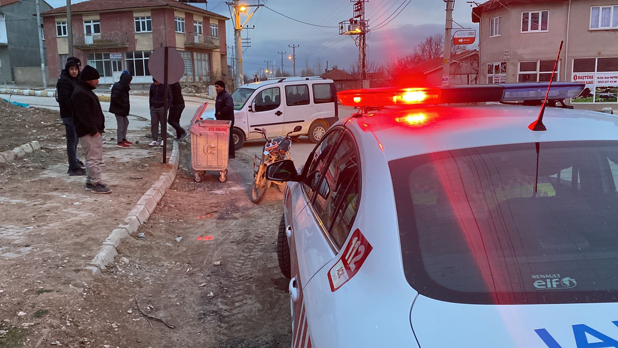 MOTOSİKLET ÜZERİNDEN FIRLAYIP ARACIN ALTINDA KALDI-1