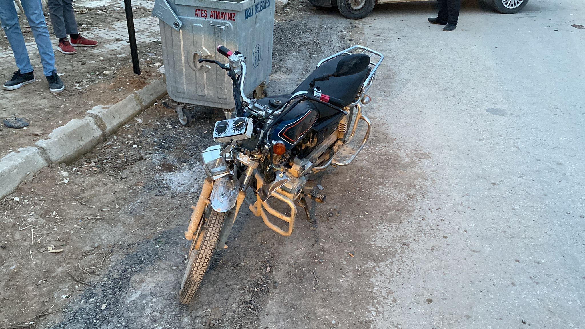 MOTOSİKLET ÜZERİNDEN FIRLAYIP ARACIN ALTINDA KALDI-3