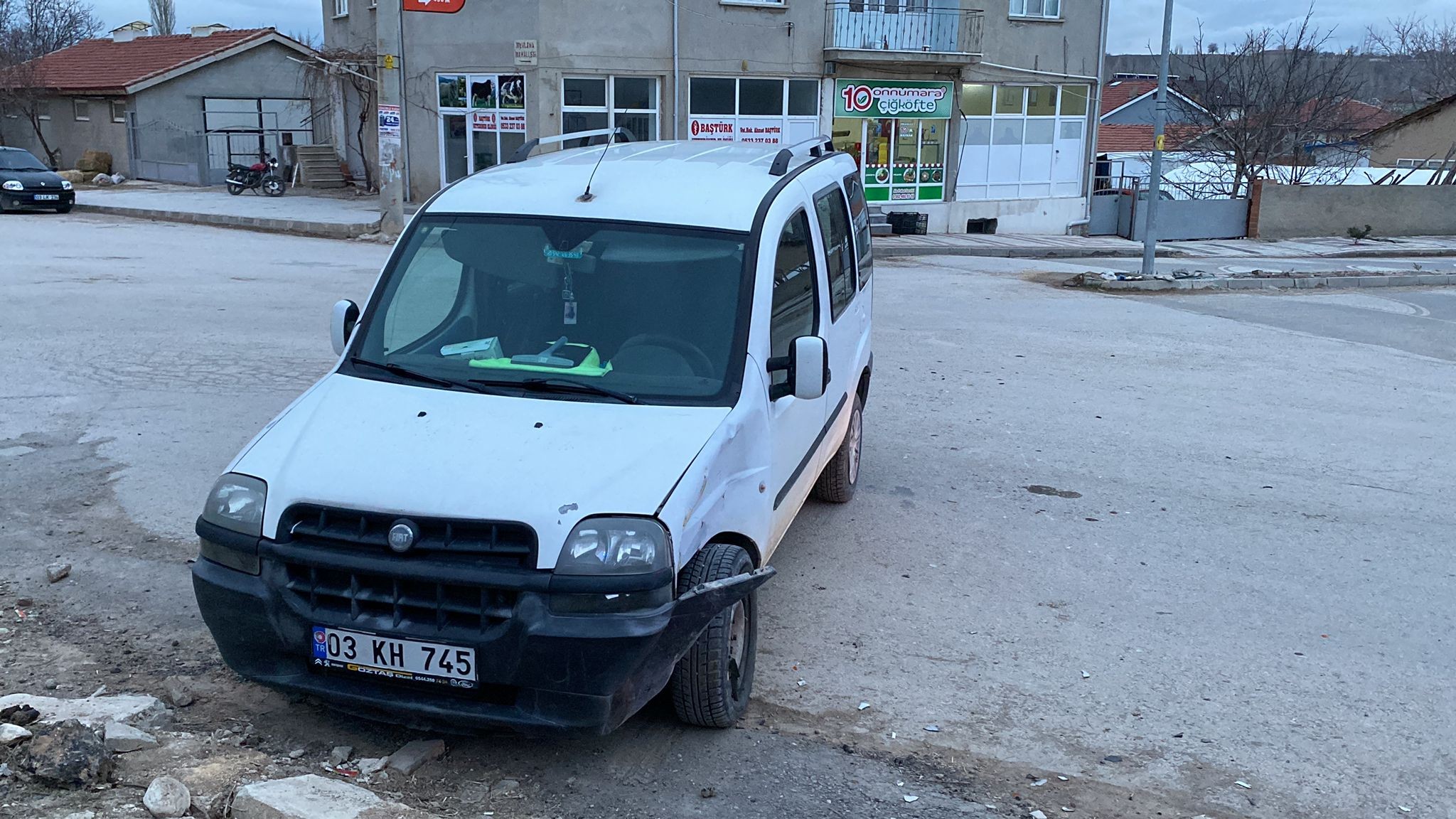 MOTOSİKLET ÜZERİNDEN FIRLAYIP ARACIN ALTINDA KALDI-2