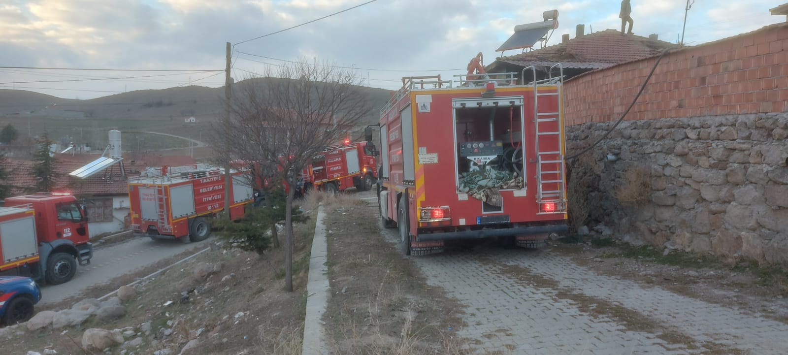 TEK KATLI BİNADA ÇIKAN YANGIN PANİĞE NEDEN OLDU-1