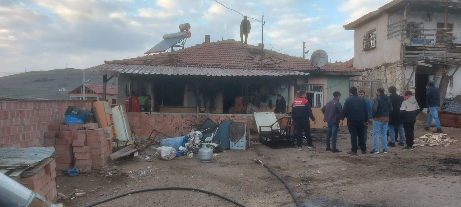 TEK KATLI BİNADA ÇIKAN YANGIN PANİĞE NEDEN OLDU-4