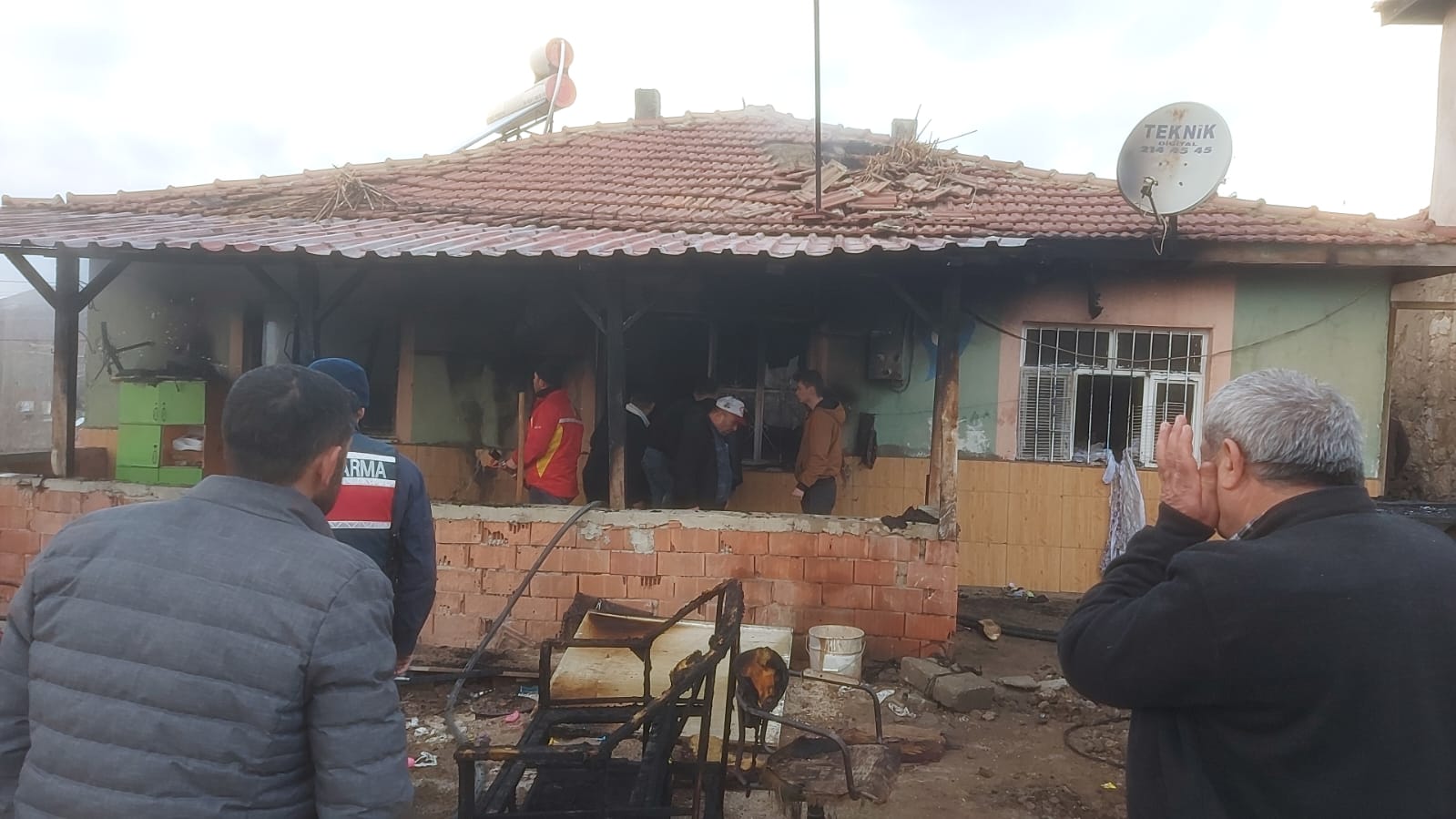 TEK KATLI BİNADA ÇIKAN YANGIN PANİĞE NEDEN OLDU-3