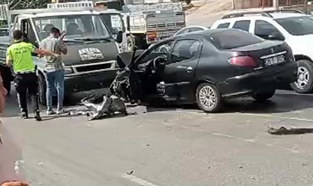TEKERİ KOPAN OTOMOBİL 2 ARACA ÇARPTI-1