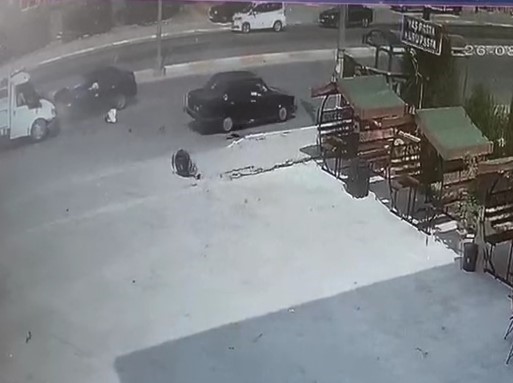 TEKERİ KOPAN OTOMOBİL 2 ARACA ÇARPTI-2