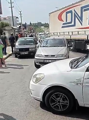 TEKERİ KOPAN OTOMOBİL 2 ARACA ÇARPTI-4