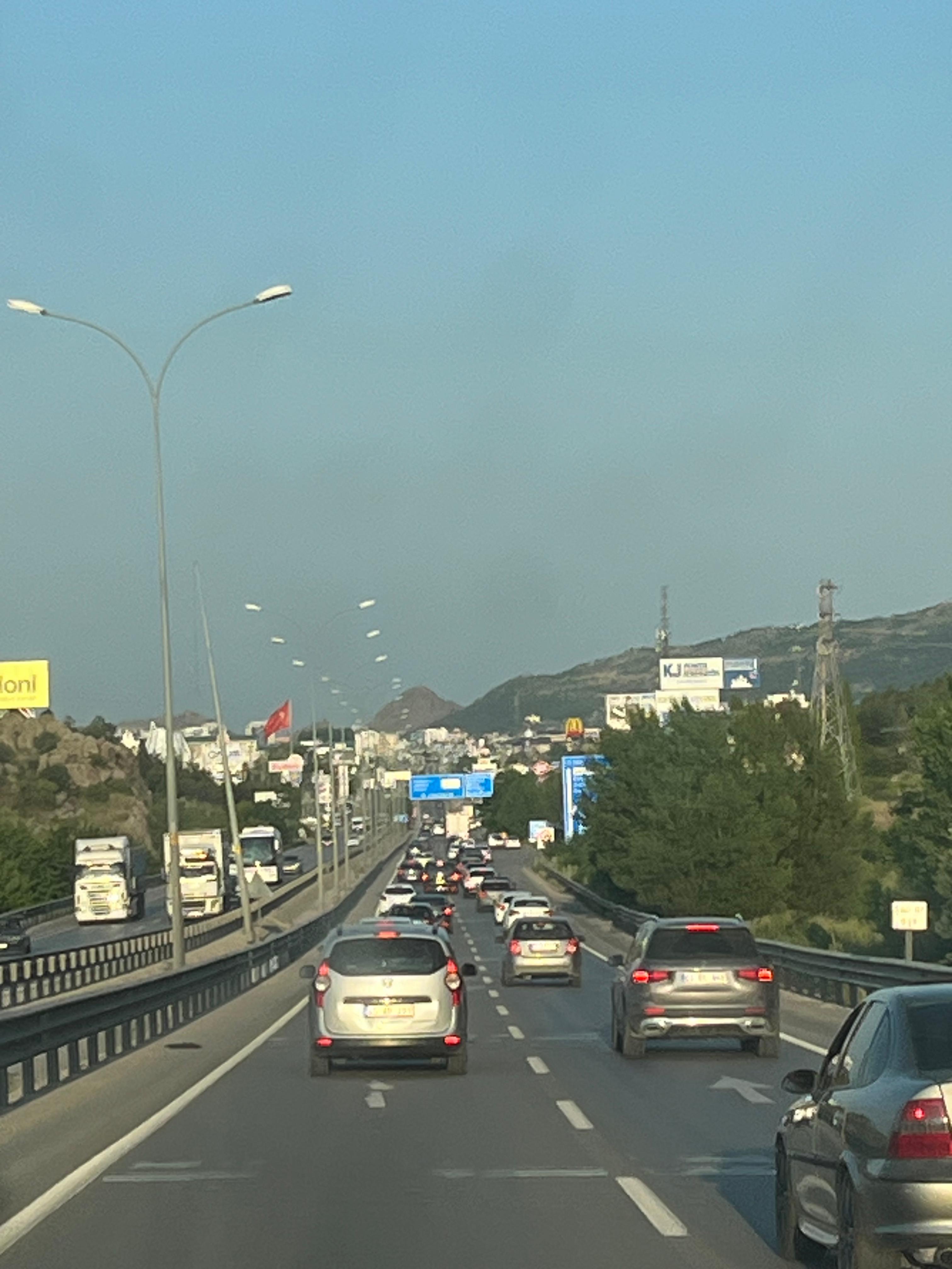 Afyon’da Bayram Dönüşü Yoğunluğu: Trafik Sandıklı’dan Başladı, Kent Merkezine Kadar Uzandı