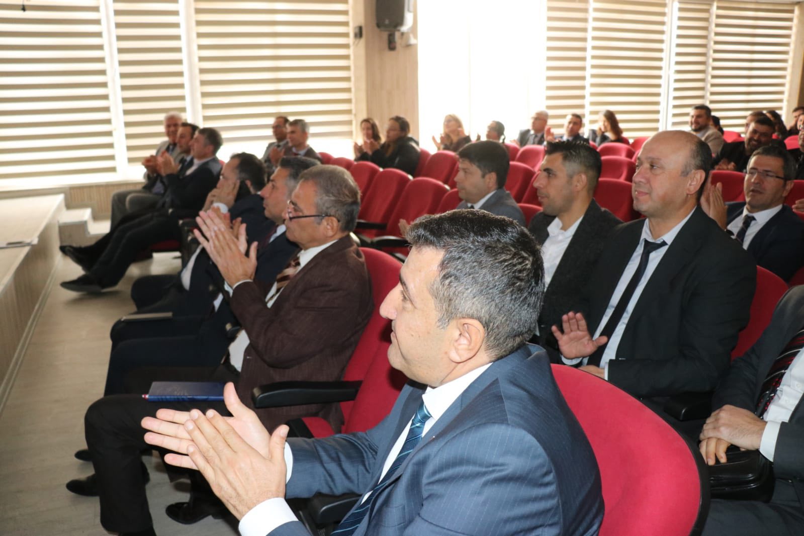 Müdür Sünnetci, Dinar’da Eğitim Değerlendirme Toplantısına Başkanlık Etti