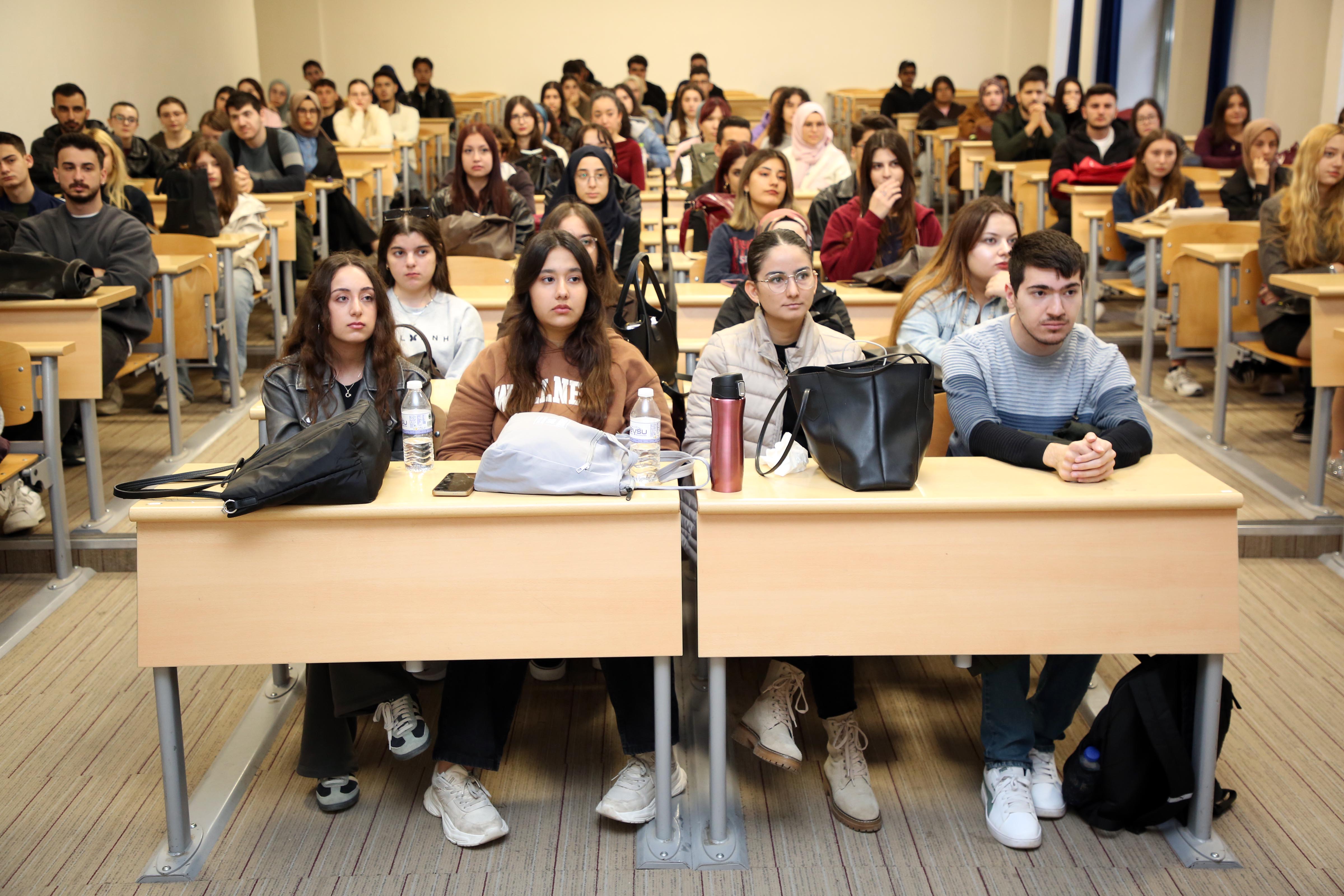 AKÜ’de Yeni Kayıt Yaptıran Öğrencilere Oryantasyon Eğitimleri Düzenlendi