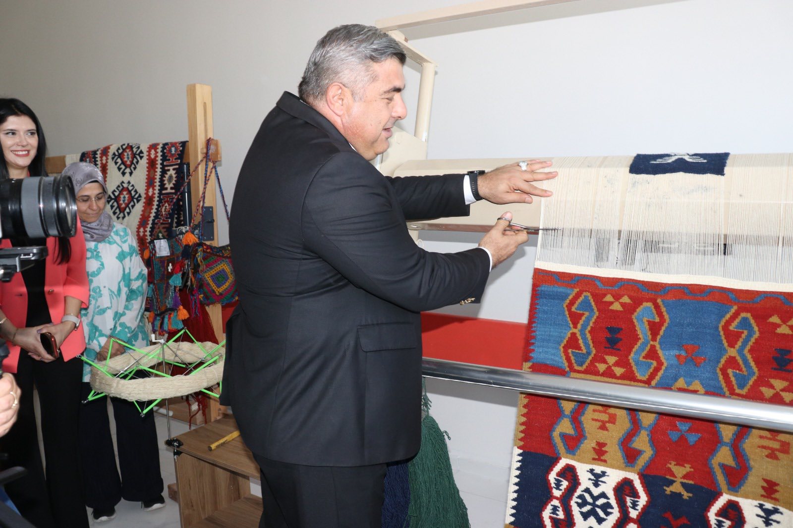 Asırlık Motifler Gün Yüzüne Çıktı: Emirdağ’ın Çömçeli Kilimi Yeniden Dokundu