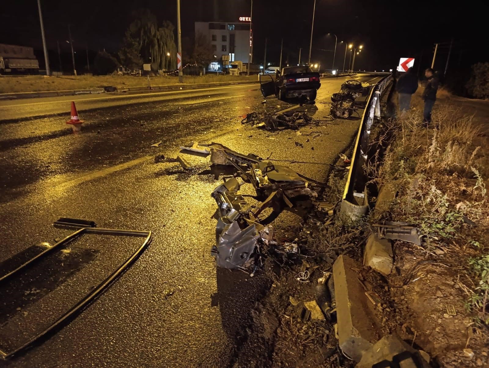 Tırın Çarptığı Otomobil Parçalandı: 1 Ölü, Uzman Çavuş Ağır Yaralı