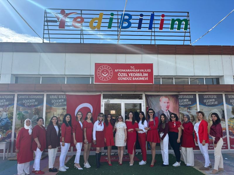 Cumhuriyet Coşkusu Minik Kalplerle Buluştu