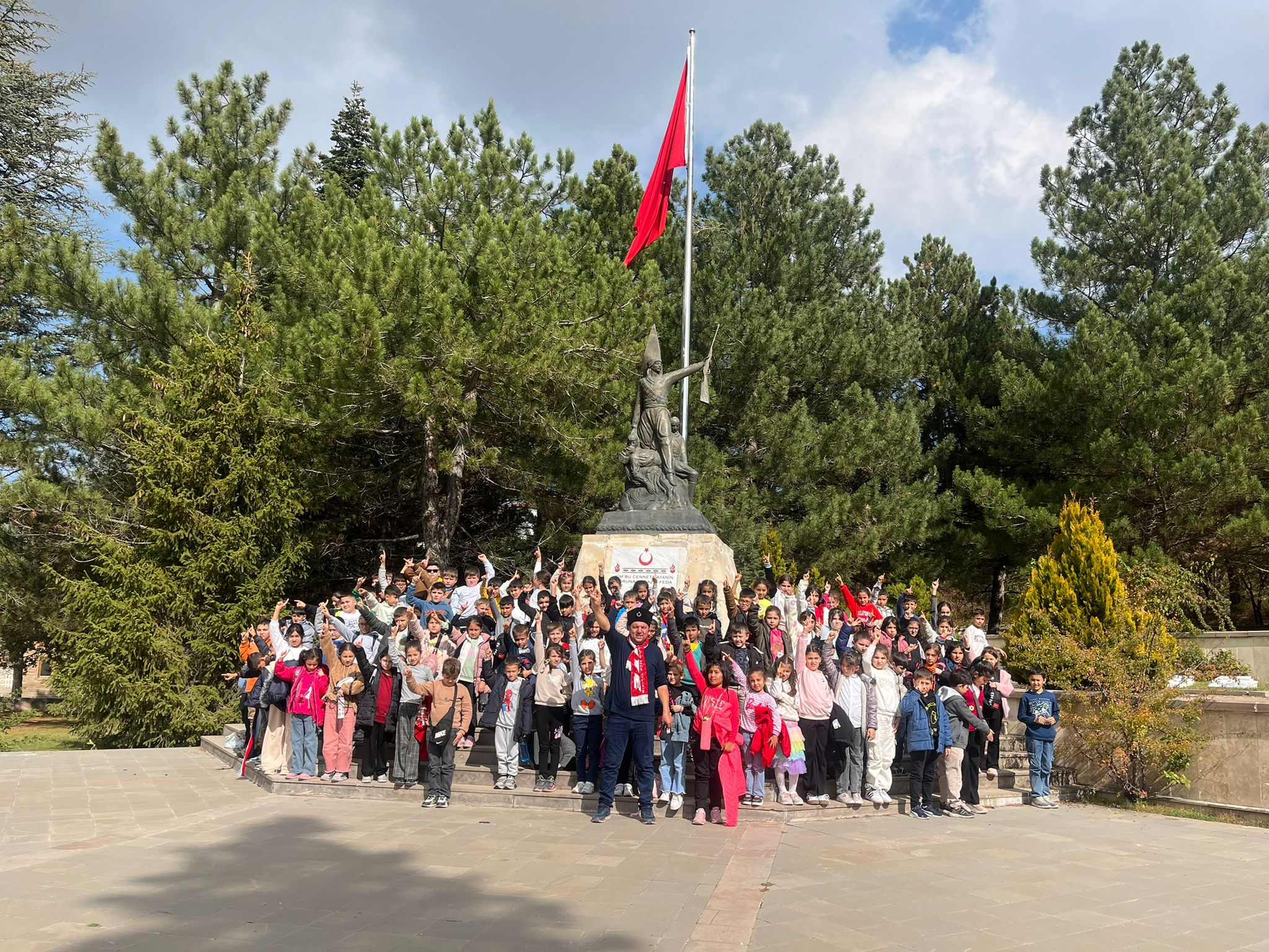 Cumhuriyet İlkokulu Öğrencileri Cumhuriyet Coşkusunu Tarihle Buluşturdu