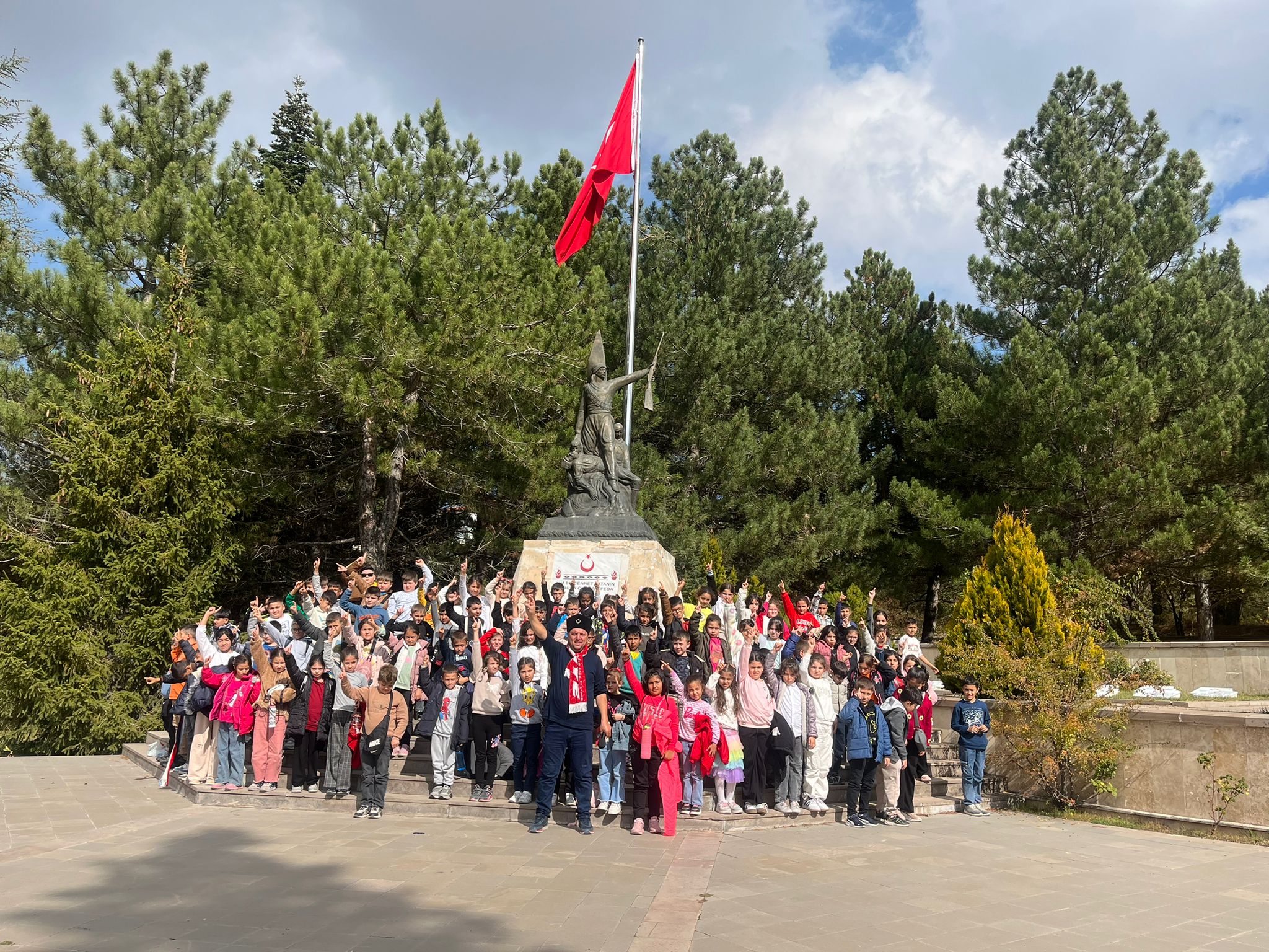 Cumhuriyet İlkokulu Öğrencileri Cumhuriyet Coşkusunu Tarihle Buluşturdu