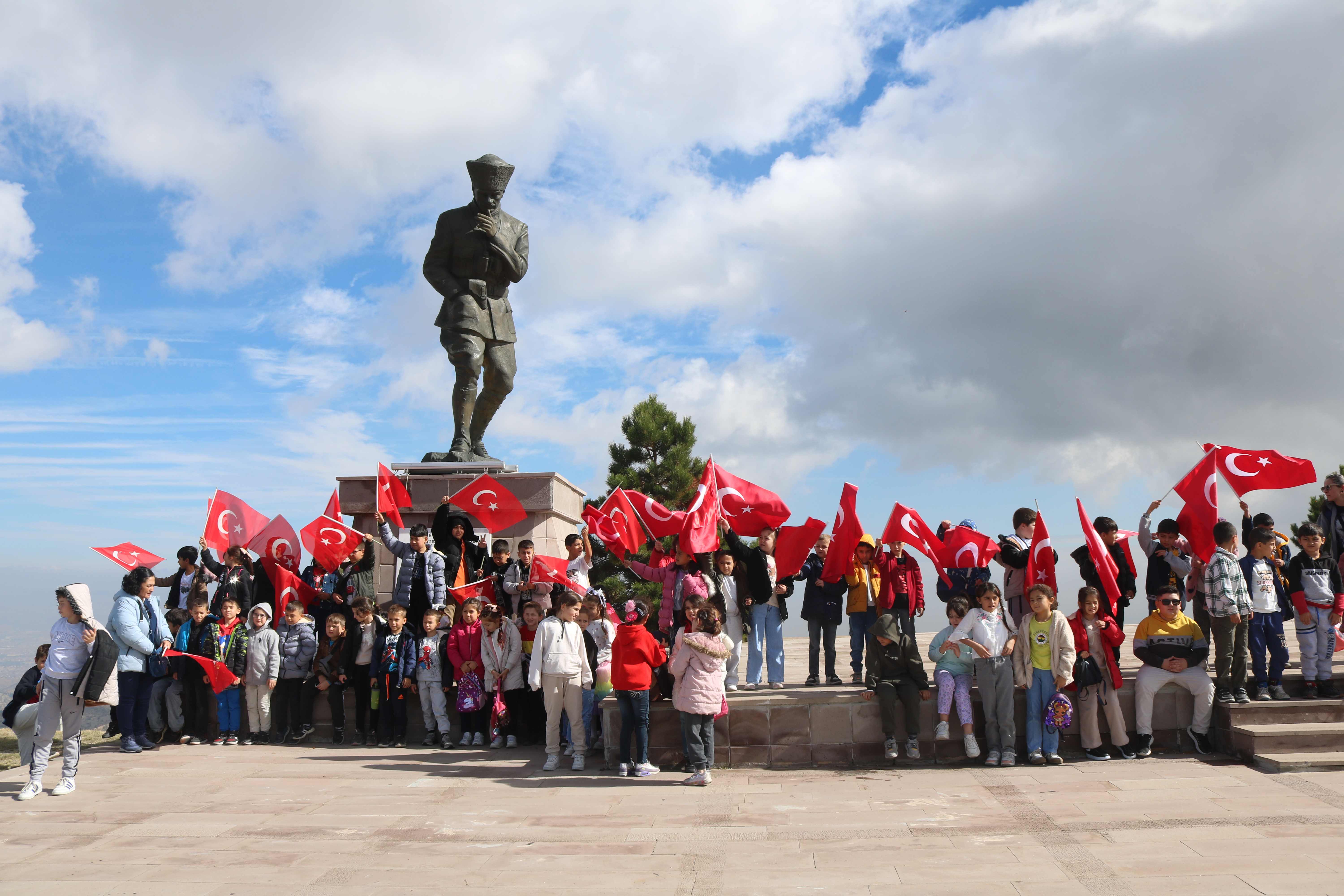 Cumhuriyet İlkokulu Öğrencileri Cumhuriyet Coşkusunu Tarihle Buluşturdu
