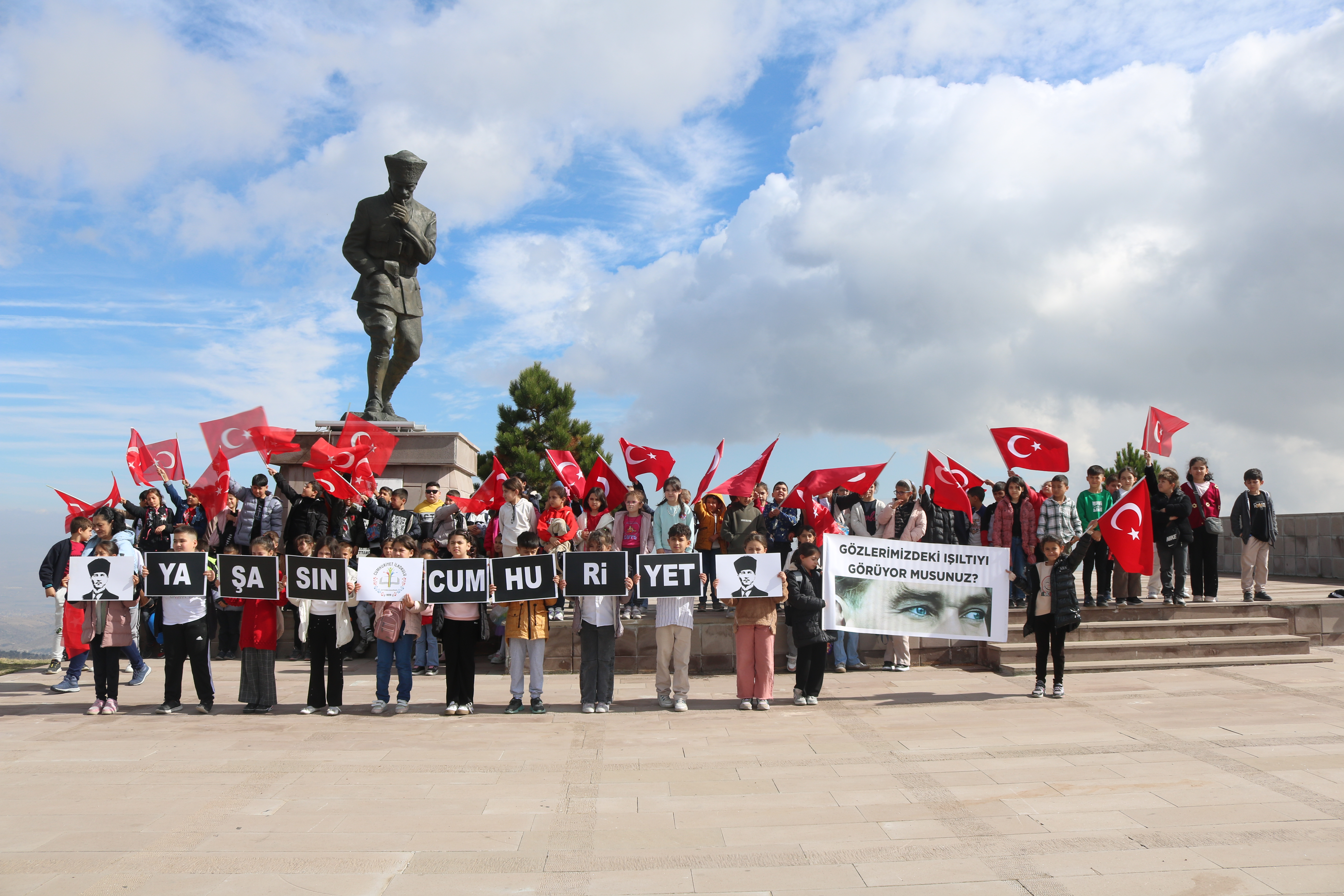 Cumhuriyet İlkokulu Öğrencileri Cumhuriyet Coşkusunu Tarihle Buluşturdu