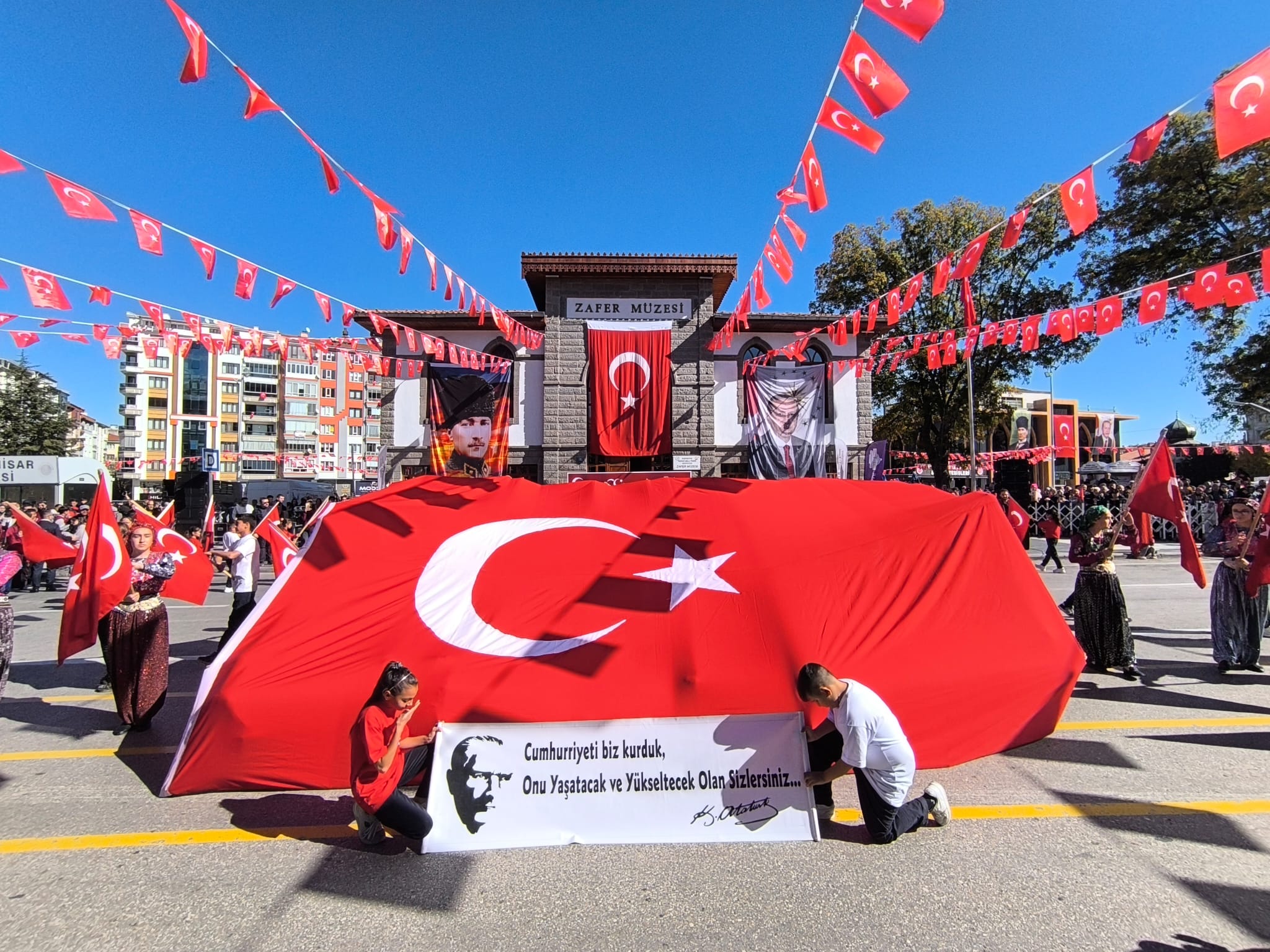 Cumhuriyetin 102. Yılında Gurur Geçidi: RSP Bandosu Cumhuriyet Coşkusuna Ritim Kattı!