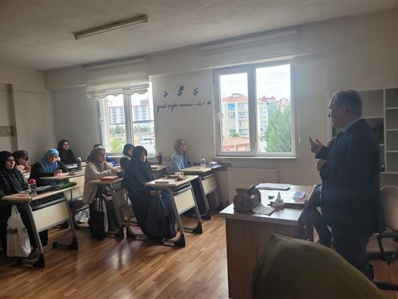 Kur'an'ı Anlama Temel Programı, Altınoluk'ta Tüm Hızıyla Sürüyor