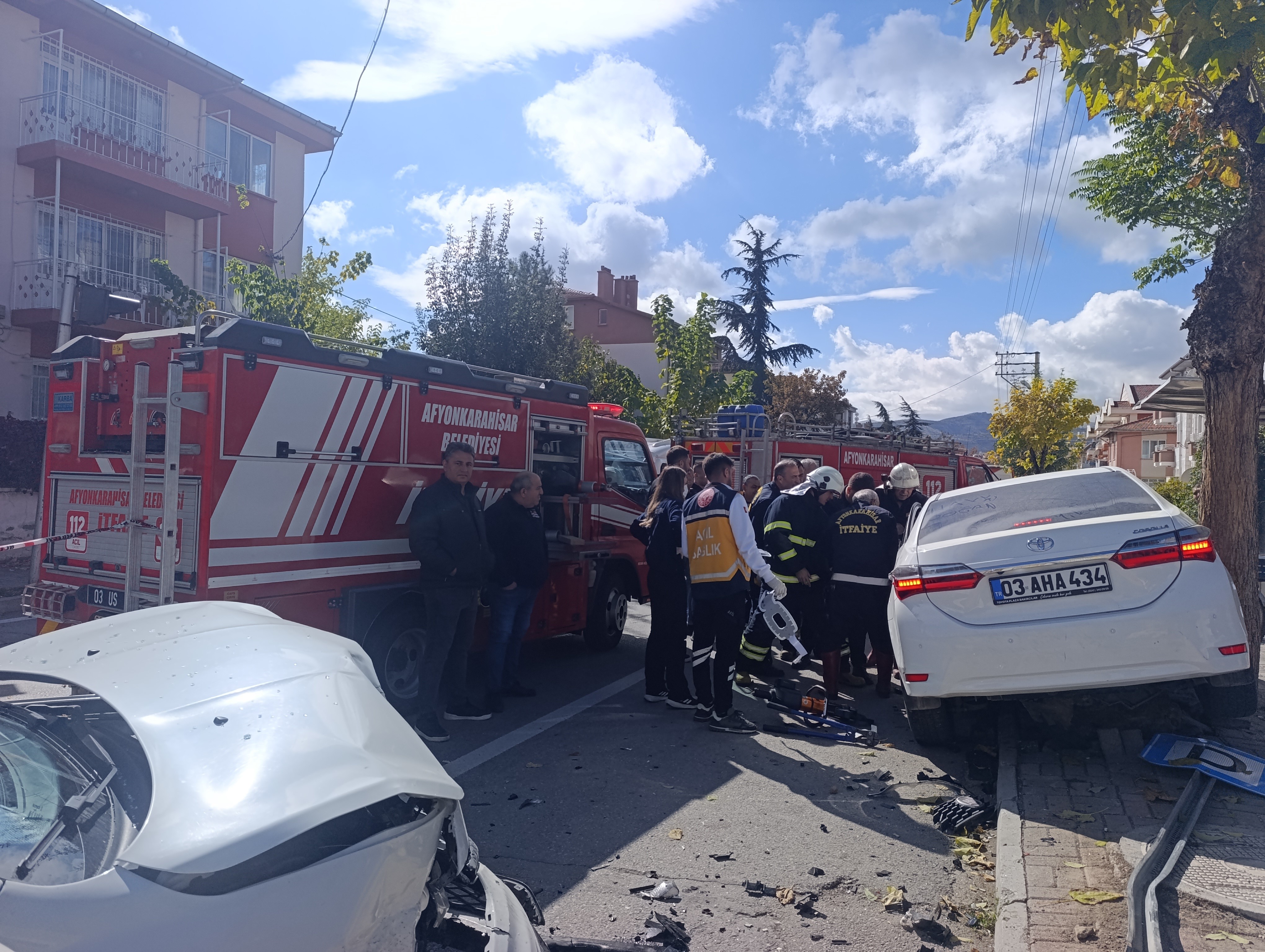 Esentepe'de Geçiş Üstünlüğüne Uymayan Araçlar Çarpıştı: 1'i Ağır 7 Yaralı" Olay Yerinde Gergin Anlar!