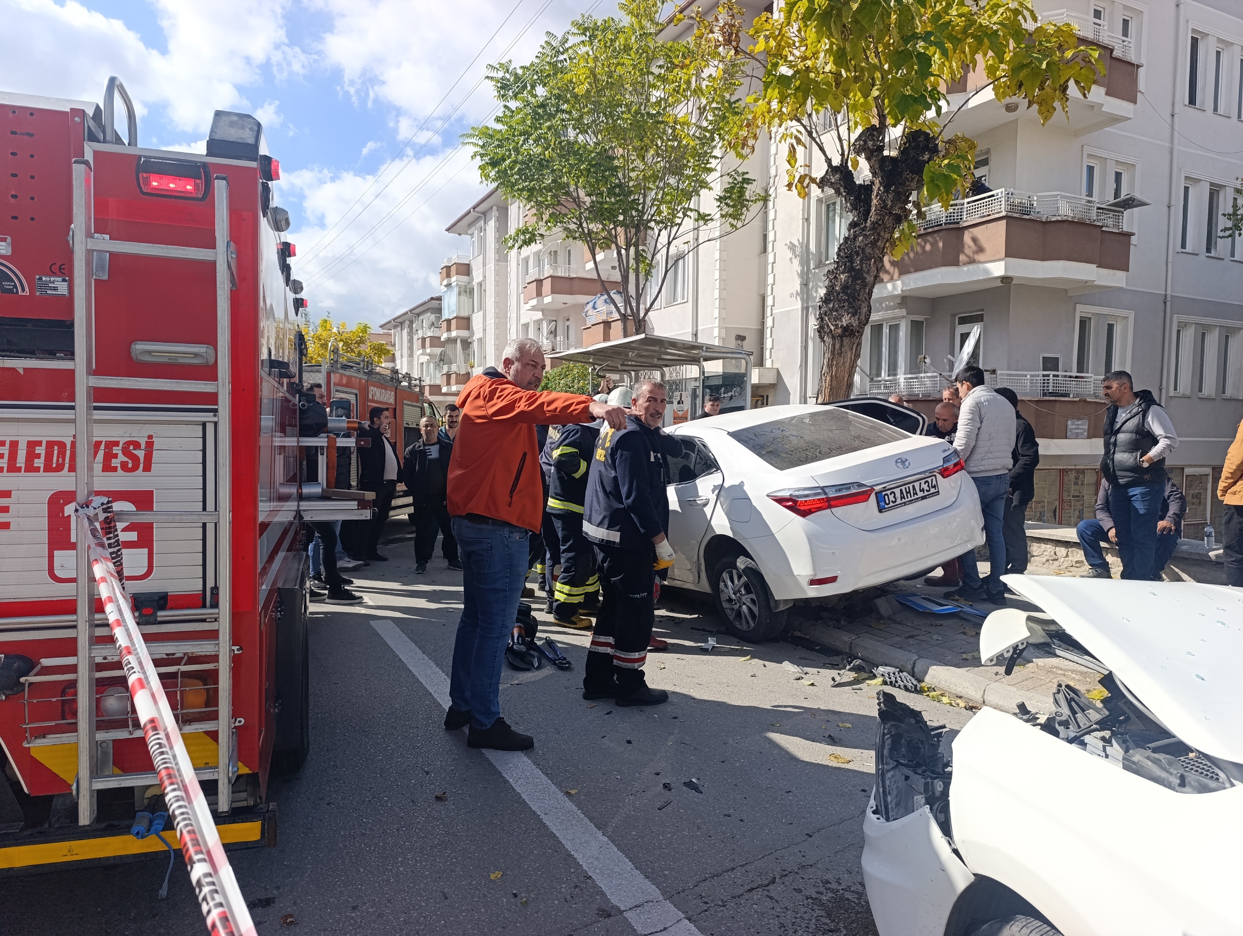 Esentepe'de Geçiş Üstünlüğüne Uymayan Araçlar Çarpıştı: 1'i Ağır 7 Yaralı" Olay Yerinde Gergin Anlar!