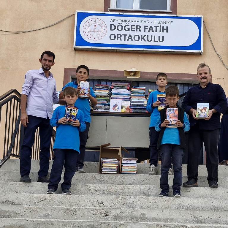 Fatih Ortaokulu Kütüphanesi 400 Yeni Kitapla Zenginleşti