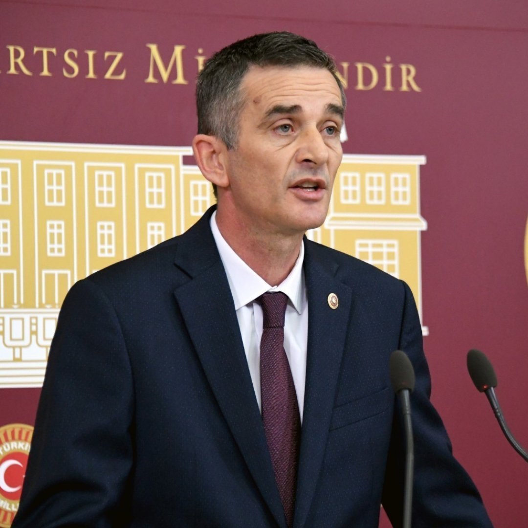 İYİ Parti'den ihraç edilen Ümit Dikbayır, CHP'ye katıldı: Rozetini Özgür Özel taktı