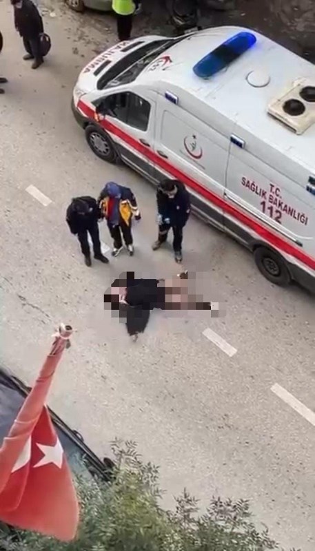 Genç Kadın Bir Anda Yere Yattı!
